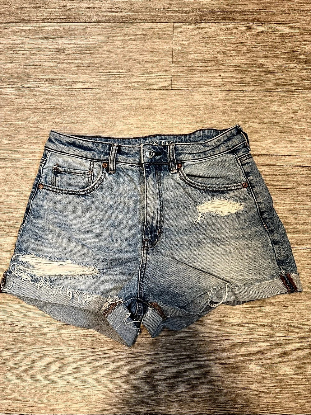 American Eagle Strigid Denim Mom Shorts Distressed Light Wash Size 6
